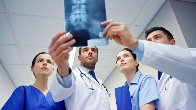 Medizinisches Personal betrachtet Röntgenbild